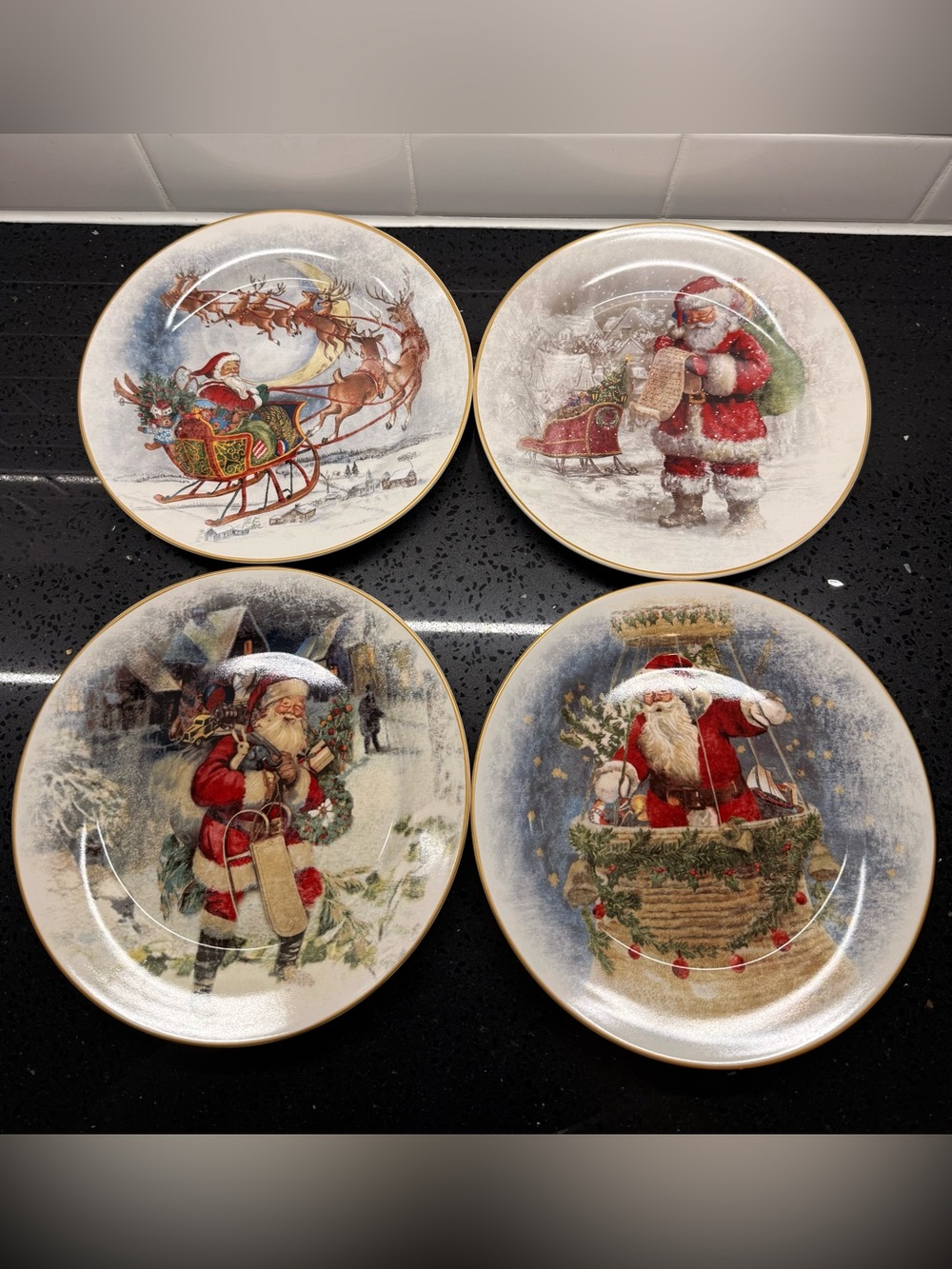 Pottery Barn Nostalgic Santa Christmas Village Dinner Plates 10.5’’ Set Of 4